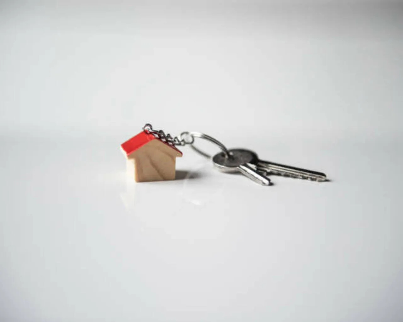 Verkauf und Vermietung von Wohnungen in der ehemaligen DDR: Ein Blick auf die Immobilienlandschaft und Hypothekenunterschiede zu Westdeutschland